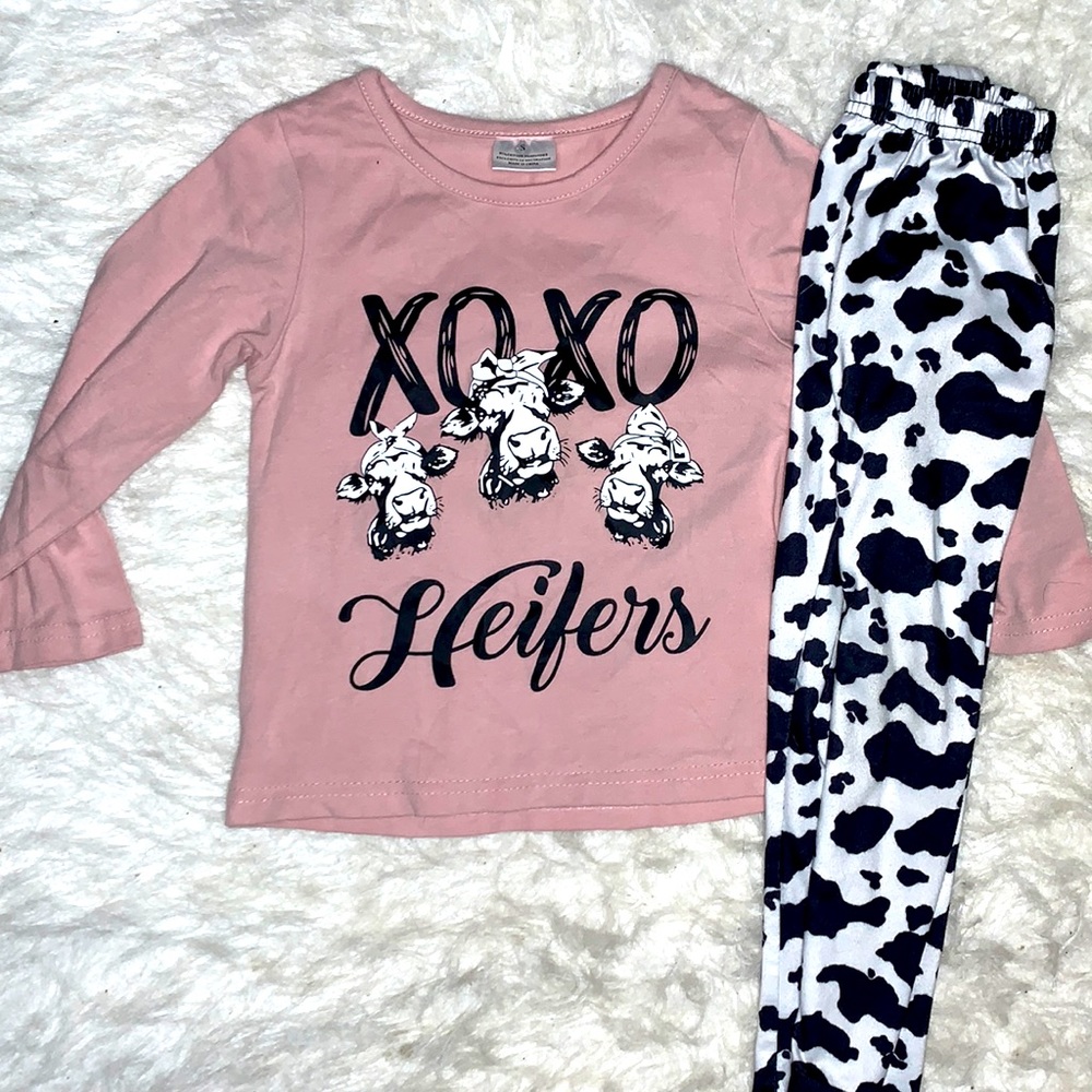 1️⃣ Toddler set (S) 2T Xoxo Heifers. Cow print leggings ; long sleeve top.